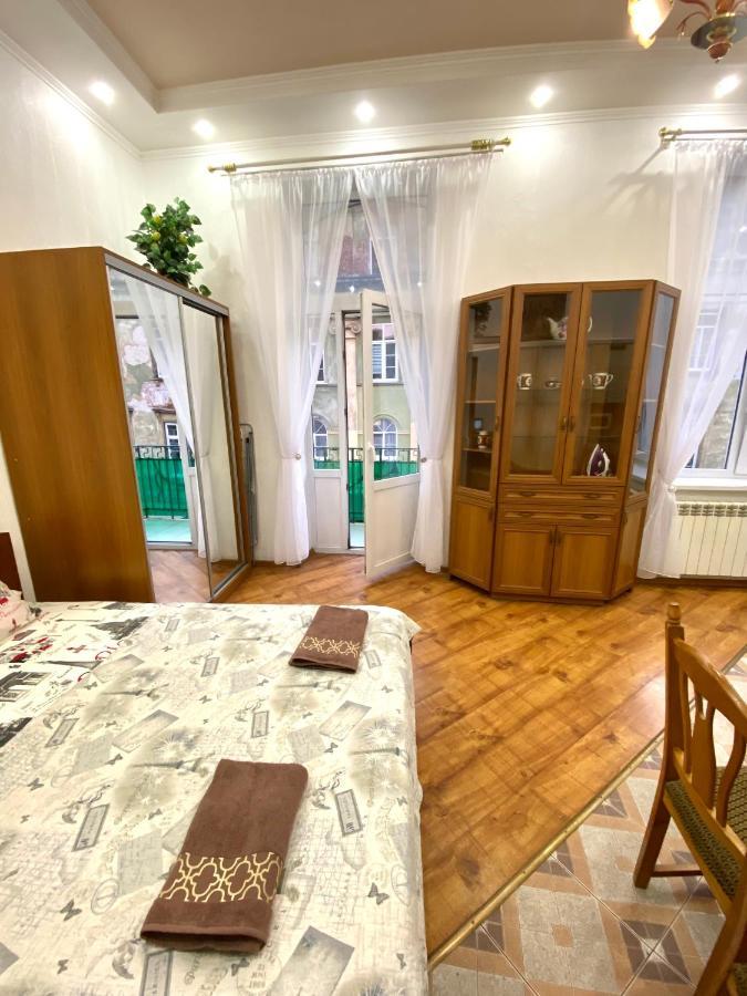 Навпроти Вернісажу Біля Оперного Вулиця Театральна 26 Є Балкон Та Інернет Appartement Lviv Buitenkant foto