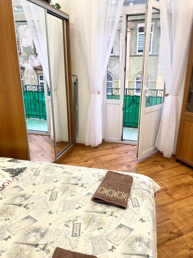 Навпроти Вернісажу Біля Оперного Вулиця Театральна 26 Є Балкон Та Інернет Appartement Lviv Buitenkant foto